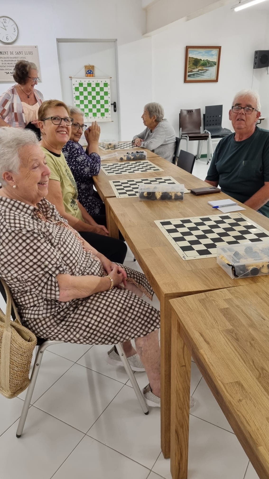 Participantes de un taller de ajedrez social con personas mayores en Sant Lluís